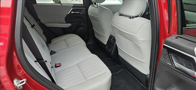 Mitsubishi Outlander 2,4 PHEV 4x4  INSTYLE - fotka 13 z 20