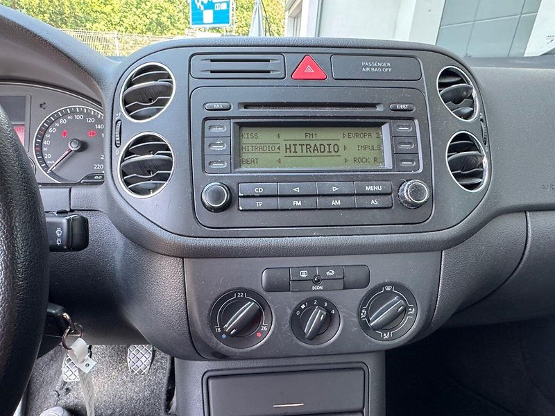 Volkswagen Golf (2005) 1.4 - fotka 19 z 23