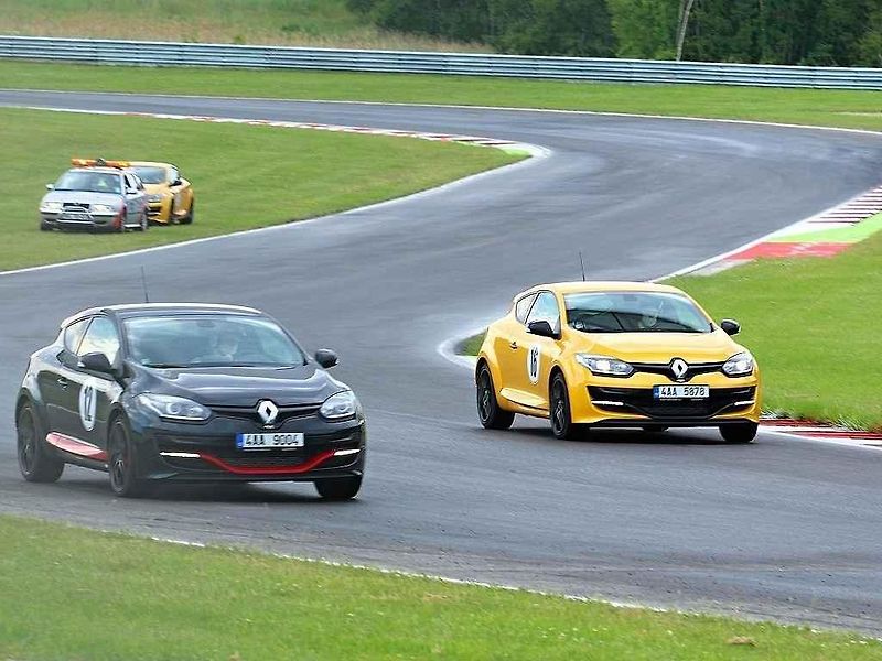Rychlé Renaulty na Autodromu v Mostě.