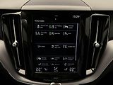 Volvo XC60 B4 AWD MOMENTUM AUT REZERVACE - náhled 34