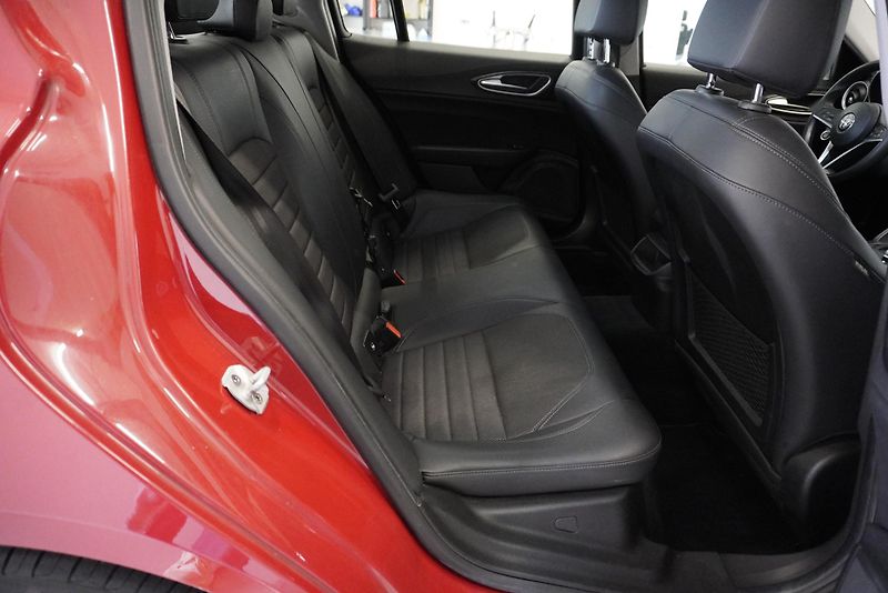 Alfa Romeo Giulia 2.0 TURBO 147kW, 66 000KM !!! - fotka 24 z 26