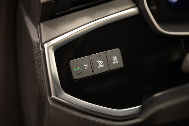 Audi Q3 1,5 35 TFSI S-LINE NAVI VÝHŘEV - fotka 19 z 37