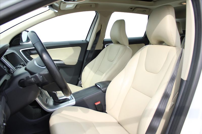 Volvo XC60 2.4 D4 140kW SUMMUM - fotka 9 z 27