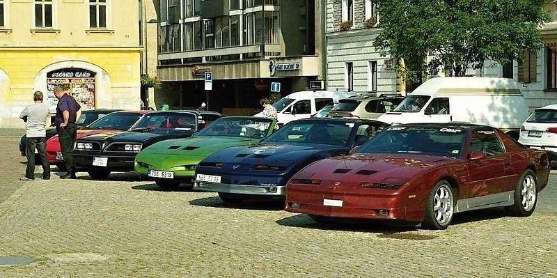 Sraz amerických vozů Chevrolet Camaro a Pontiac Firebird v Kolíně.