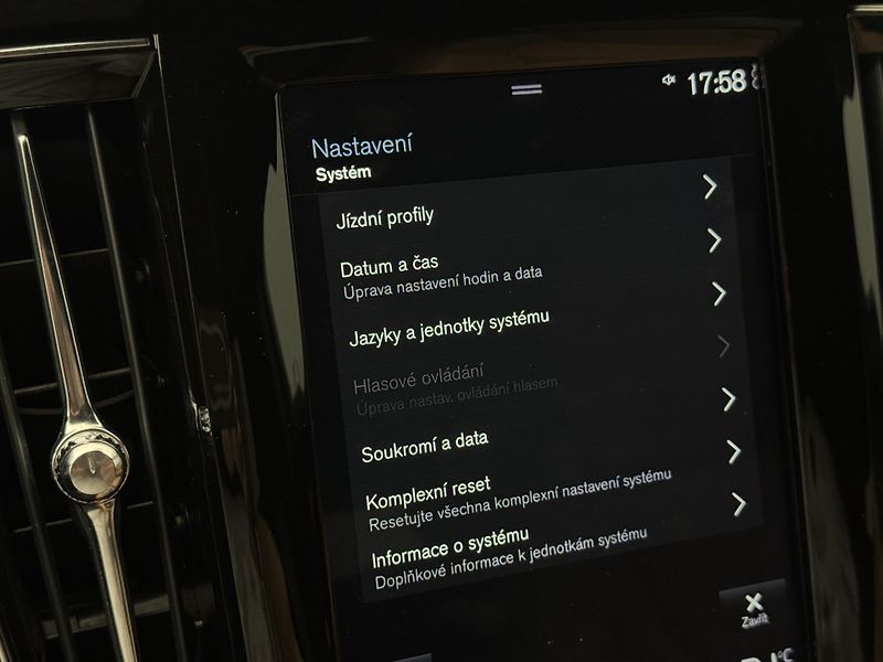 Volvo V90 D4 MOMENTUM PRO POLESTAR AUT - fotka 44 z 47