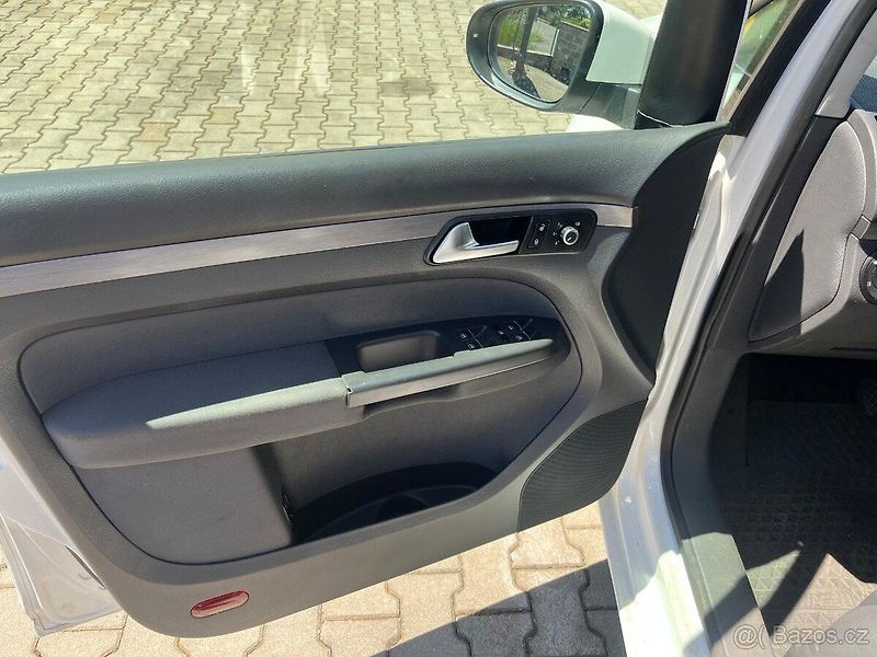 Volkswagen Touran (2013) - fotka 13 z 16