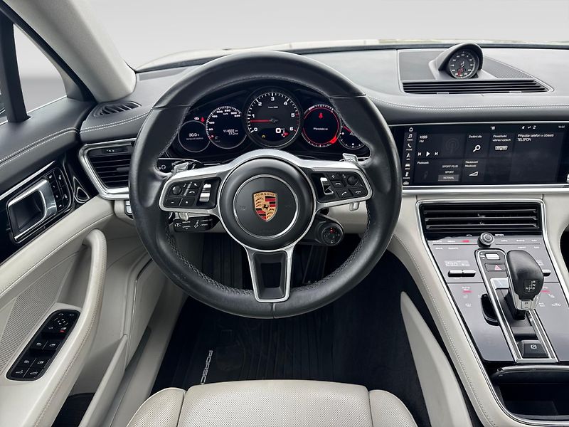 Porsche Panamera 4S - fotka 17 z 30