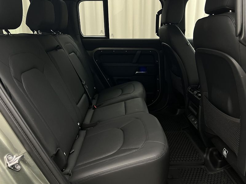 Land Rover Defender 110 D300 X-DYNAMIC SE AWD AUT  - fotka 22 z 48
