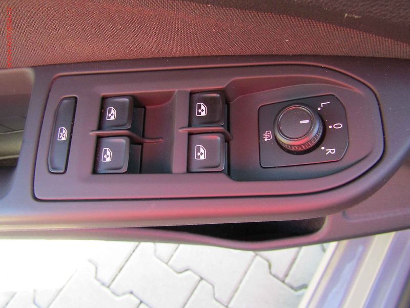 Volkswagen Golf (2021) 1.0TSi, 1.maj, LED, navi - fotka 11 z 17