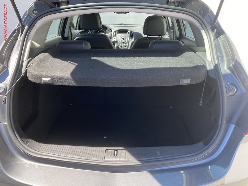Opel Astra (2010) 1.4 T, Cosmo - fotka 7 z 17
