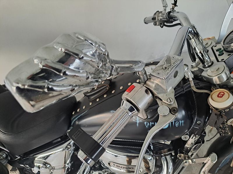 Suzuki VZ 800 Marauder - fotka 16 z 19