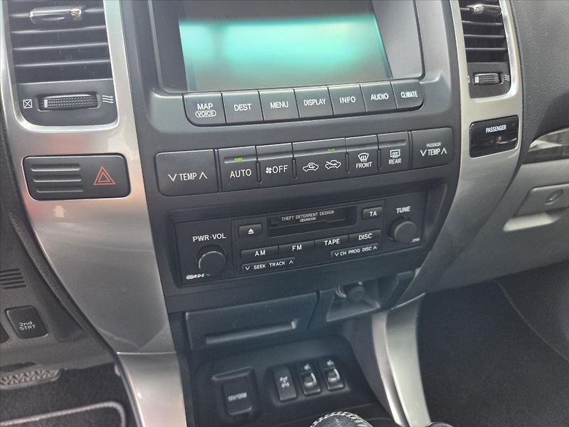 Toyota Land Cruiser 3,0 D-4D 127kW 8-míst ČR 1.maj - fotka 17 z 44