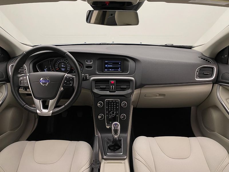 Volvo V40 D2 MOMENTUM CZ 1.maj. - fotka 2 z 44