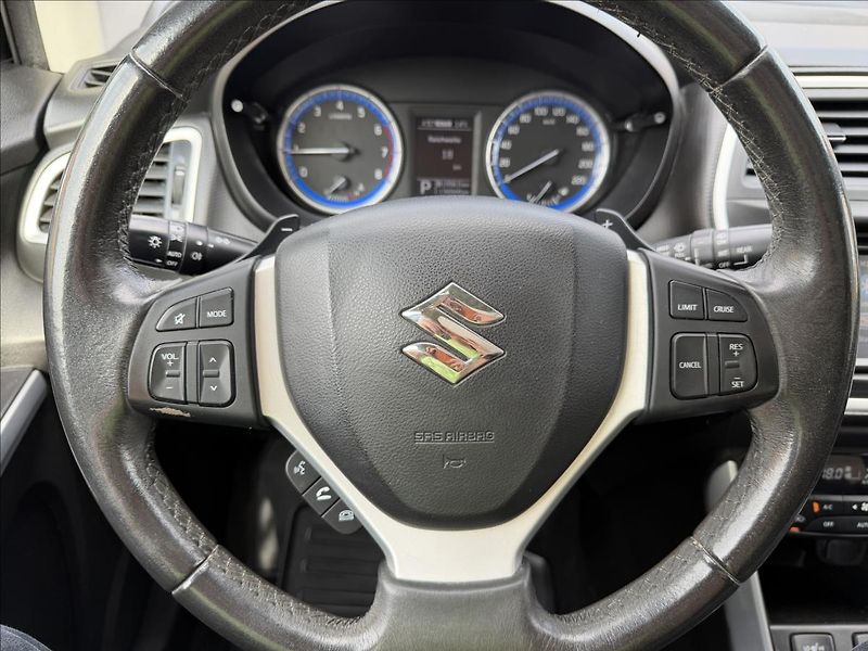 Suzuki SX4 S-Cross 1,6 4x4 AUTOMAT EXCLUSIVE - fotka 22 z 30