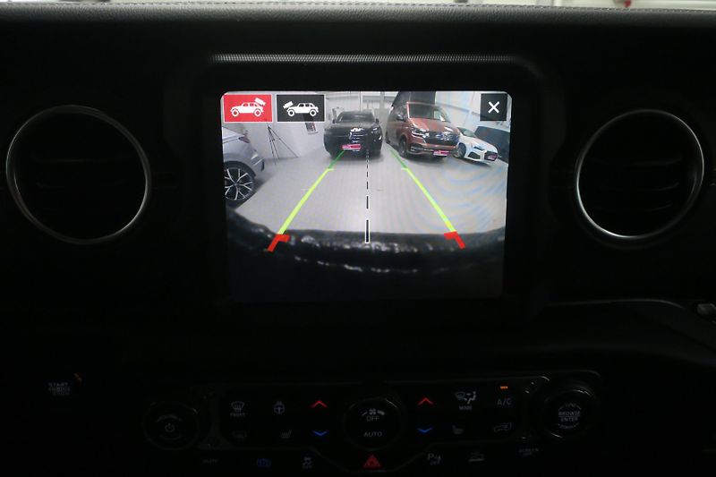 Jeep Wrangler (2022) 2.0 4xe PHEV Unlimited Sahara - fotka 31 z 50