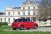 Malý dostupný vůz Suzuki Swift - zadní pohled.
