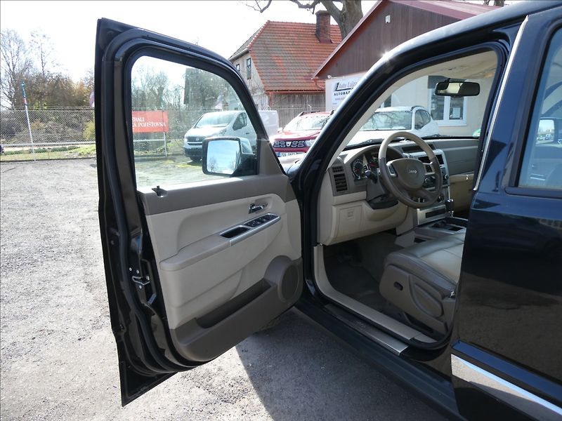 Jeep Cherokee 3,7 L 151kW 4x4, automat - fotka 13 z 37