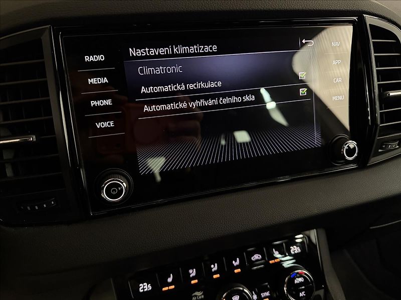Škoda Karoq SPORTLINE 1.5TSI DSG ACC DCC - fotka 27 z 43