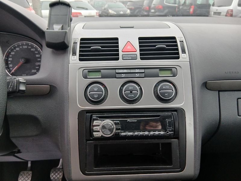 Volkswagen Touran 1.4 TSI - fotka 12 z 31