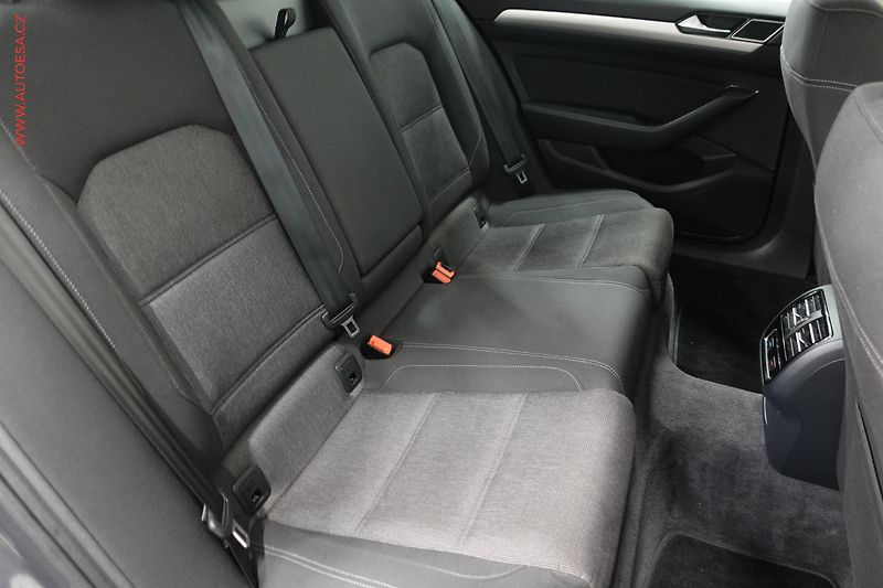 Volkswagen Passat (2015) 2.0 TDi, Comfortline, panor - fotka 12 z 21