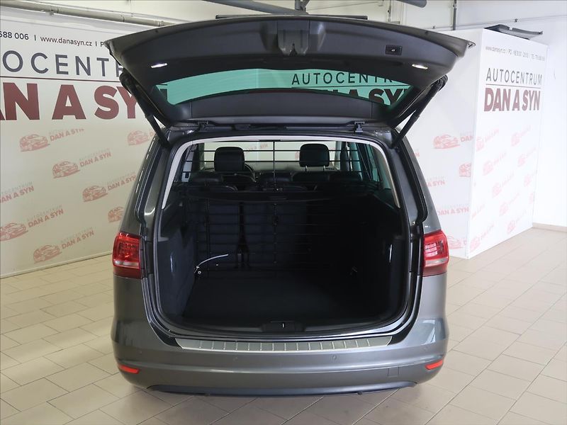 Volkswagen Sharan 2,0 TDI Highline LED panorama - fotka 7 z 39