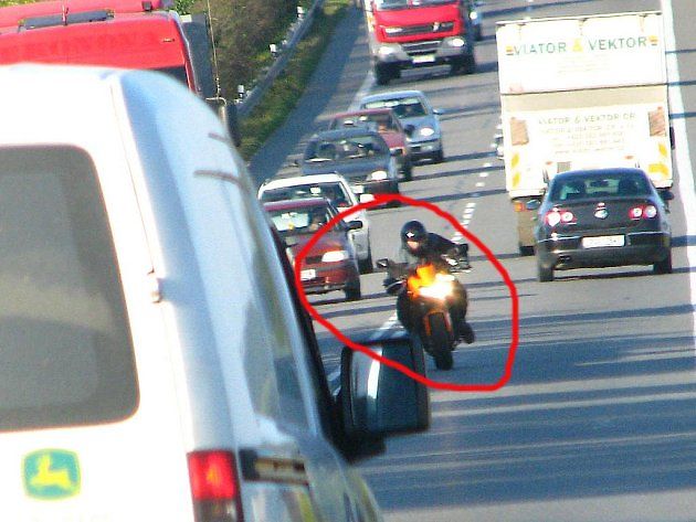 Kritický úsek u tomického retardéru - motorkář předjíždí tahač přes  plnou čáru., zdroj: Deník/ Ladislav Jerie