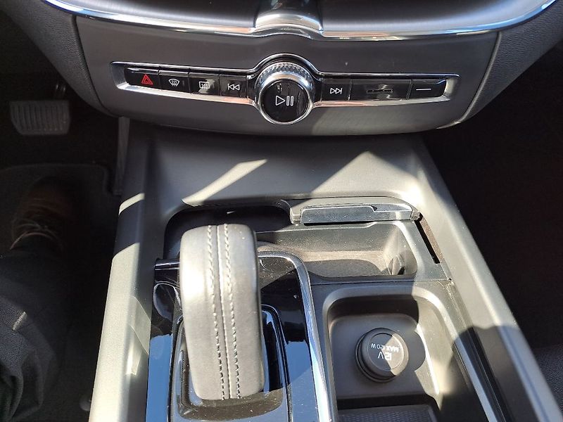 Volvo XC60 Momentum Pro B4 AWD 145kW - fotka 19 z 29