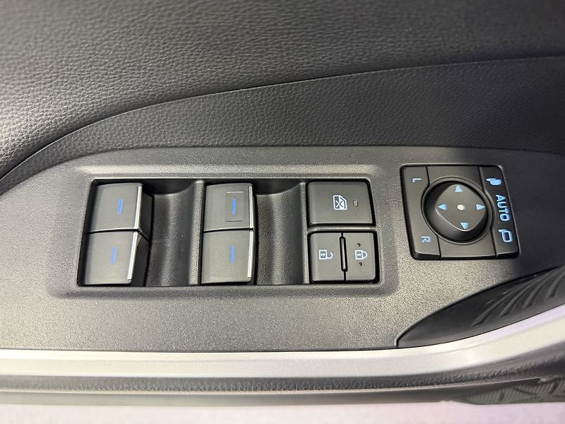 Toyota RAV4 2.5 HYBRID e-CVT 4WD EXECUTIVE - fotka 23 z 26