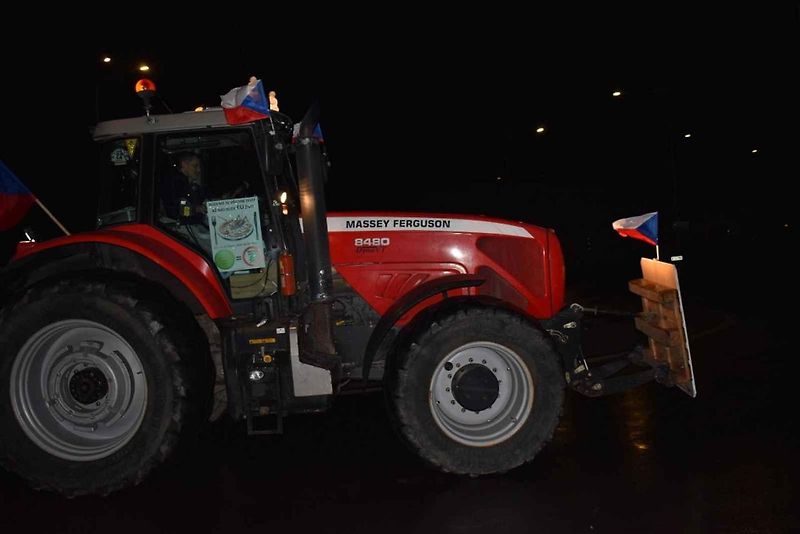 Demonstrace zemědělců před ministerstvem zemědělství a blokáda pražské magistrály. Na snímku je traktor John Deere 7730.
