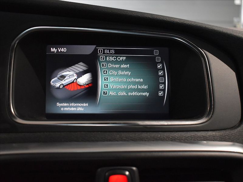 Volvo V40 2,0 D3 Cross Country Adapt.tem - fotka 18 z 25