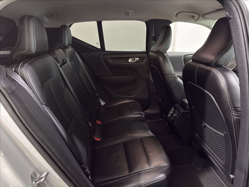 Volvo XC40 2,0   D4 INSCRIPTION ZÁRUKA 28 - fotka 26 z 46