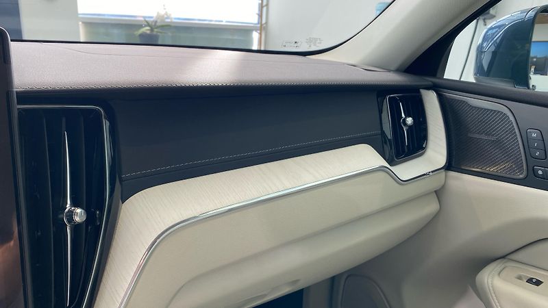 Volvo XC60 (2026) ULTRA BRIGHT, B5 AWD, 184+10 k - fotka 10 z 15