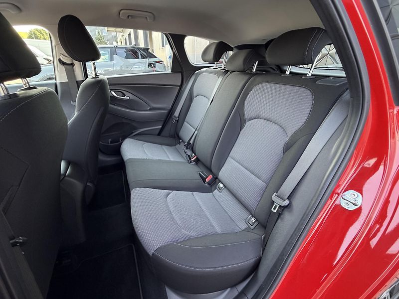 Hyundai i30 COMFORT 1.5 DPI 81 kW - fotka 5 z 23