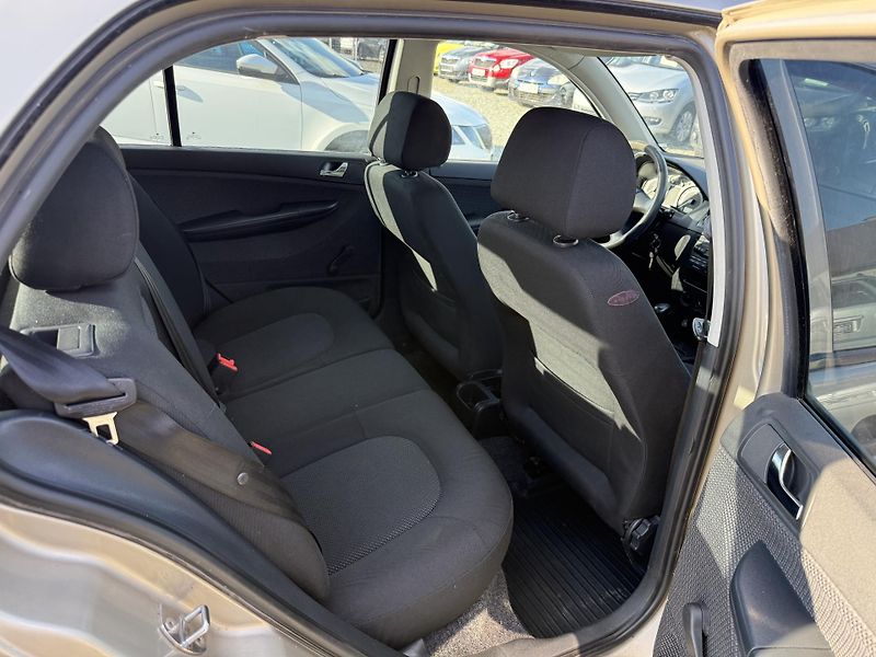 Škoda Fabia 1.4 16V - fotka 11 z 13