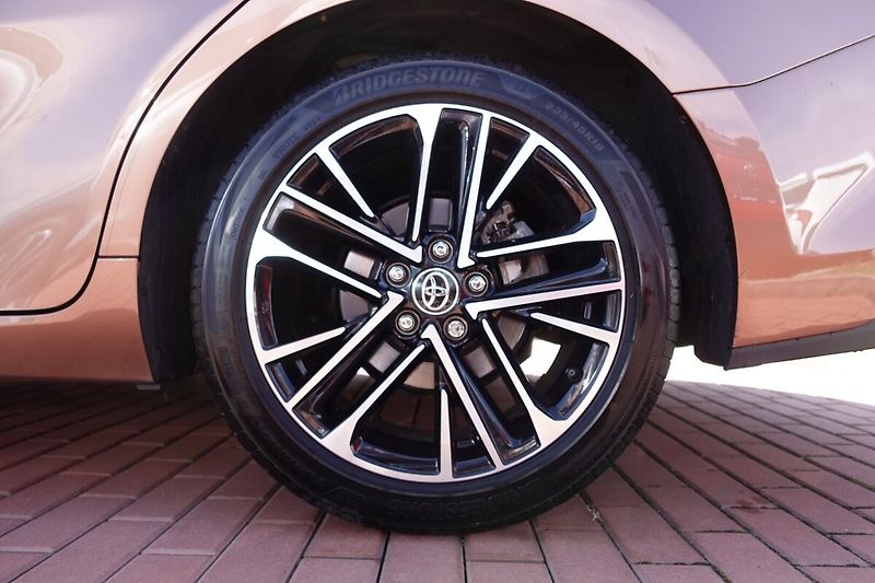 Toyota Camry 2,5 HEV Executive - fotka 8 z 35
