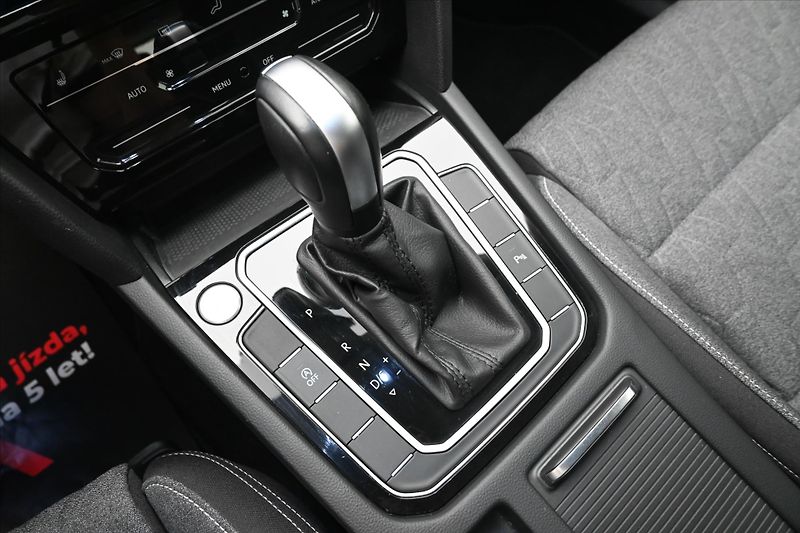 Volkswagen Passat 2,0 TDI 110 kW DSG Business Zá - fotka 23 z 32