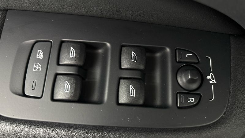Volvo V60 2.0 T6 AUT AWD Recharge Plus B - fotka 24 z 34