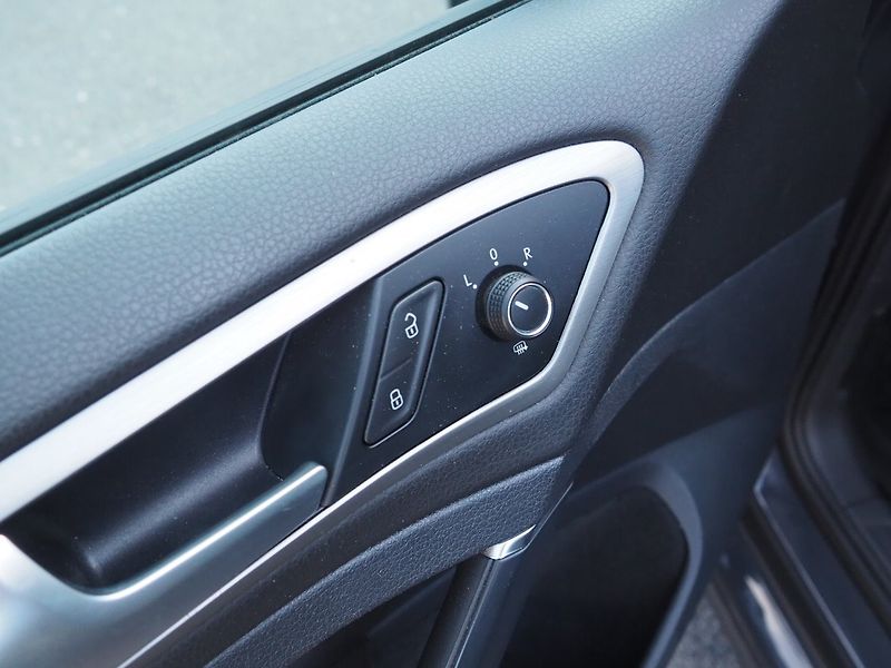 Volkswagen Golf Variant (2014) 2.0 TDI, 110 kW, Navi - fotka 24 z 43