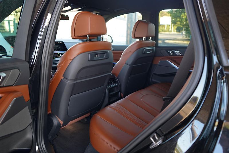 BMW X5 (2022) BMW X5 M50i - fotka 19 z 50