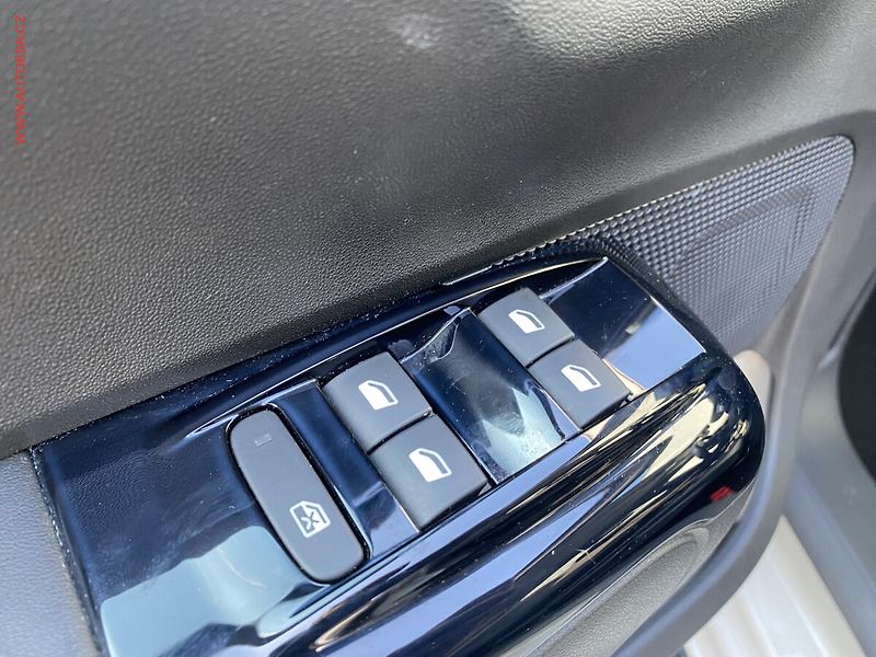 Citroën C3 (2022) 1.2 PT, Shine, LED, navi - fotka 13 z 19