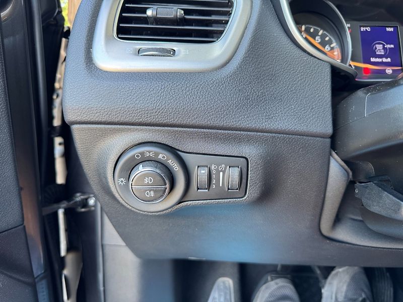 Jeep Compass (2018) 1.4 Multiair Longitude - fotka 28 z 33
