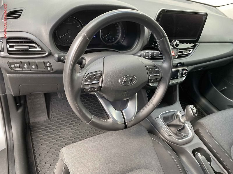 Hyundai i30 (2023) 1.5 DPi, 2.maj,ČR, Smart - fotka 12 z 18