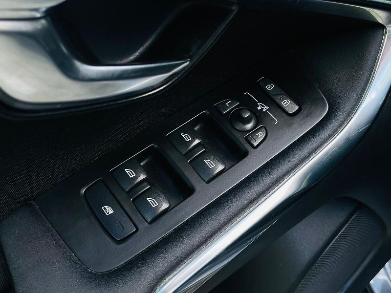 Volvo V40 2.0D3 5VÁLEC MANUÁL SERVISKA - fotka 33 z 48