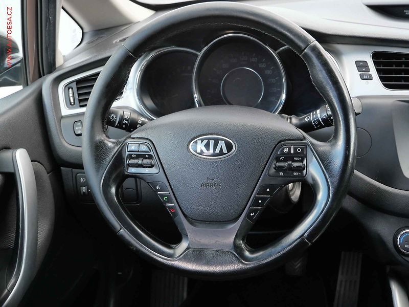 Kia Ceed (2014) 1.6 GDi, ČR, AC, tempo, park - fotka 13 z 18