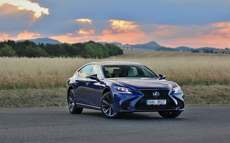 Lexus LS 500.