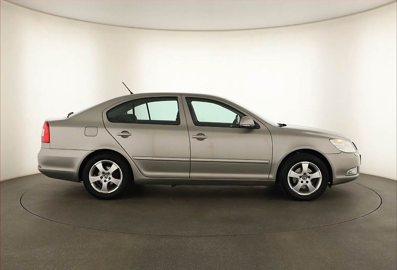 Škoda Octavia (2012) 1.4 TSI, Serv.kniha, Xenony - fotka 6 z 15