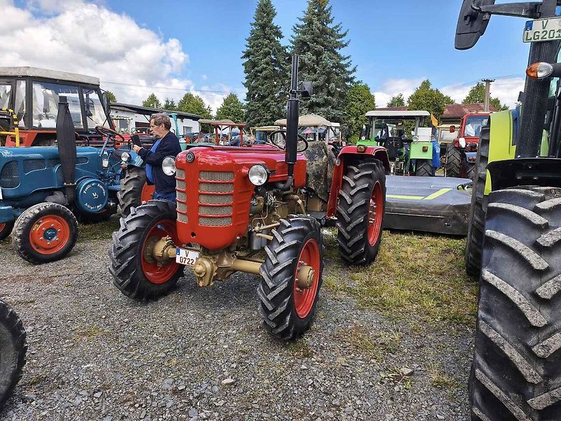 Žlutý Zetor 25 ve Skalné. V roce 1946 ho nastříkali barvou po Afrikakorpsu