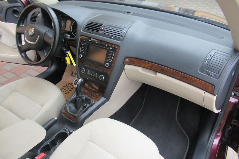 Škoda Octavia 1.6 TDi ELEGANCE WEBASTO TAŽNÉ - fotka 11 z 20