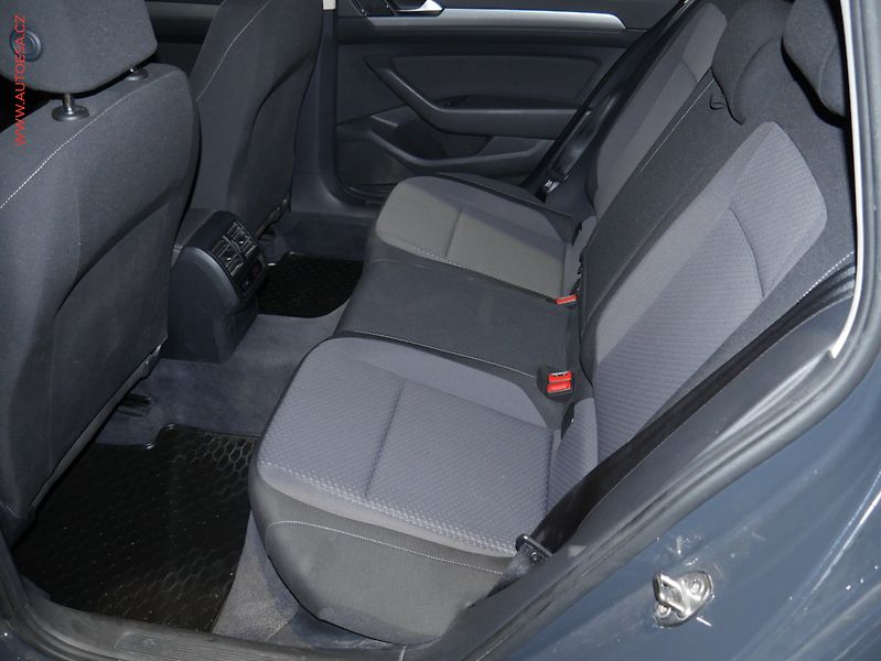 Volkswagen Passat (2018) 2.0 TDi, Trend, DSG - fotka 10 z 18