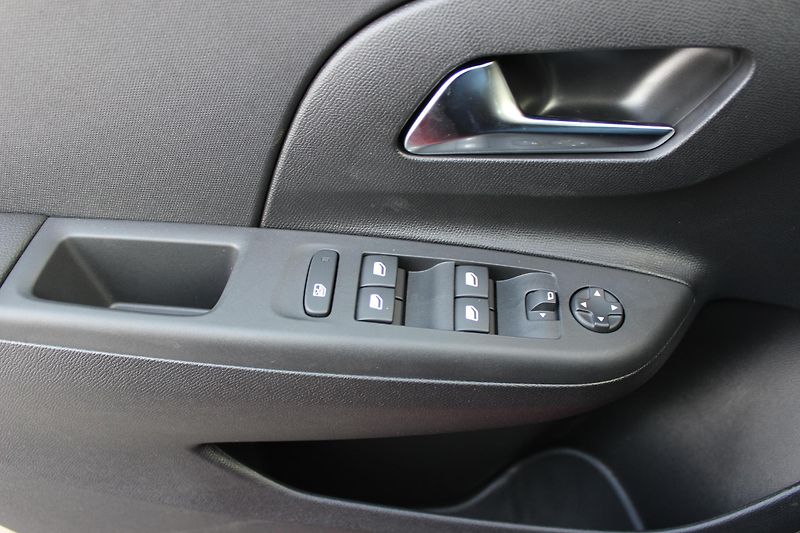 Opel Corsa Edition 1.2 TURBO 74kW, MT6 - fotka 11 z 11